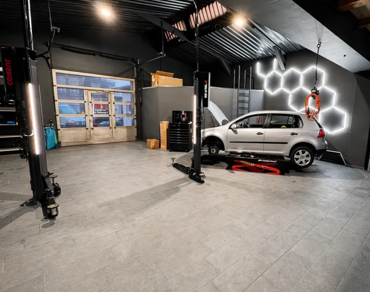 Kfz Werkstatt Halle modernes Tuning Fahrzeug bei Diagnose und Service in Werkstatt mit Hebebühne