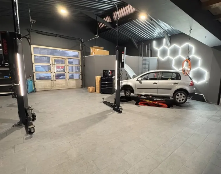 Kfz Werkstatt Halle modernes Tuning Fahrzeug bei Diagnose und Service in Werkstatt mit Hebebühne