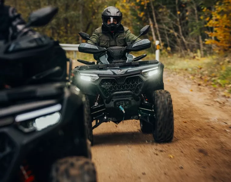 CFMOTO CFORCE 850 TOURING auf Waldweg – LED-Frontlicht, Fahrer mit Helm; Probefahrt bei Quadhandel Jung, Halle (Saale)