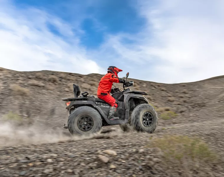 Fahrer in roter Schutzkleidung fährt einen Segway SNARLER AT10 DLX ABS im Gelände – SNARLER AT10 DLX ABS kaufen bei Quadhandel Jung in Halle (Saale).
