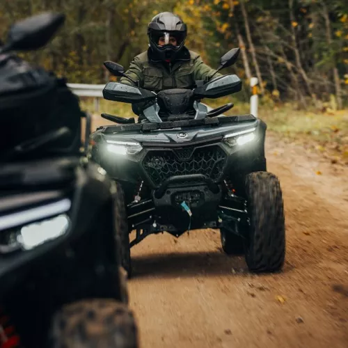 CFMOTO CFORCE 850 TOURING auf Waldweg – LED-Frontlicht, Fahrer mit Helm; Probefahrt bei Quadhandel Jung, Halle (Saale)