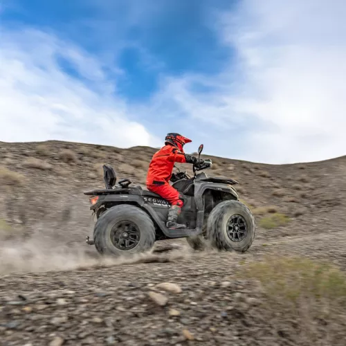 Fahrer in roter Schutzkleidung fährt einen Segway SNARLER AT10 DLX ABS im Gelände – SNARLER AT10 DLX ABS kaufen bei Quadhandel Jung in Halle (Saale).
