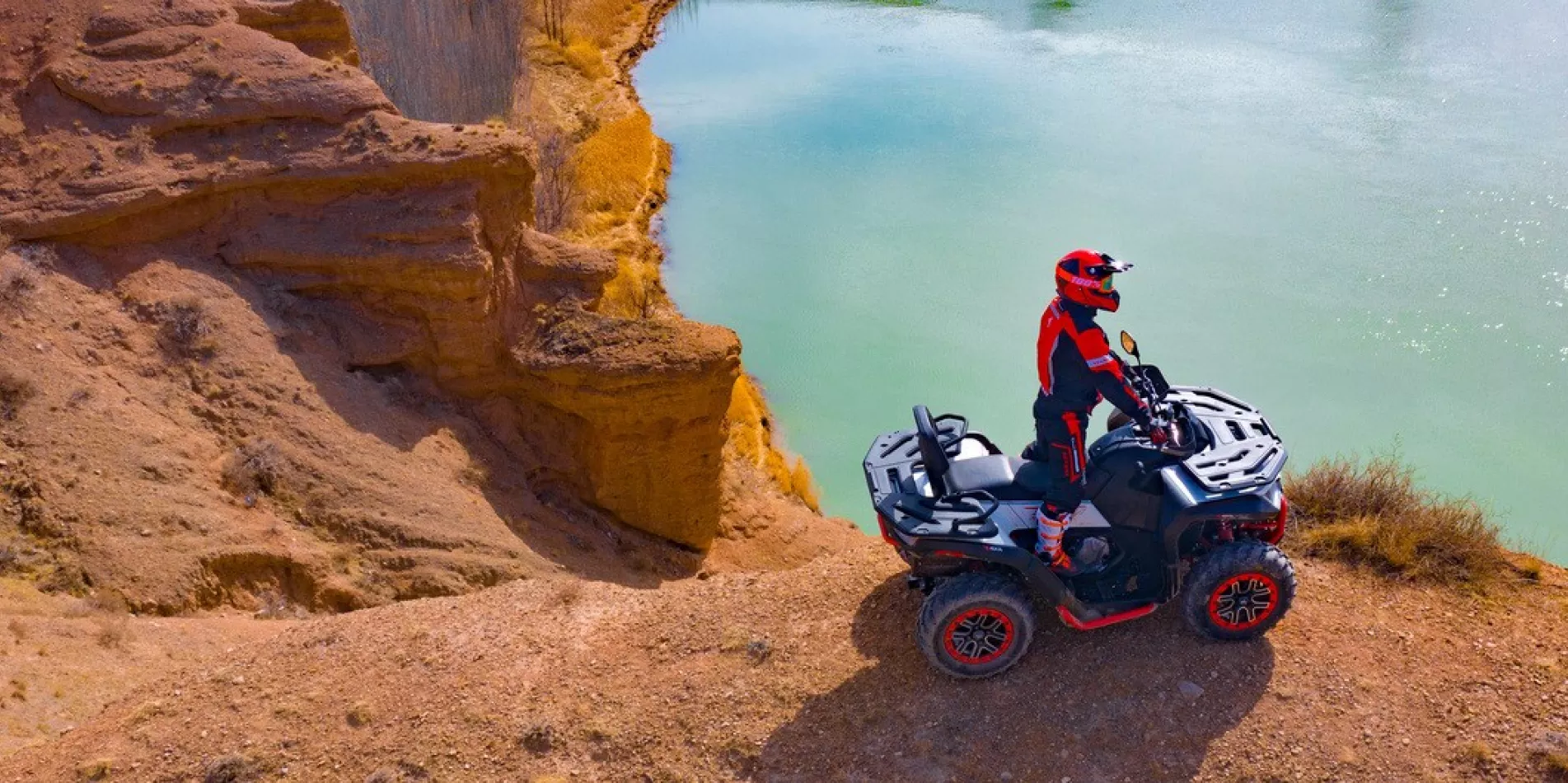 Fahrer auf Segway SNARLER AT6L DLX ABS im Offroad-Gelände, wirbelnder Staub, Gebrauchtquad-Aktion beim Quadhandel Jung in Halle (Saale)