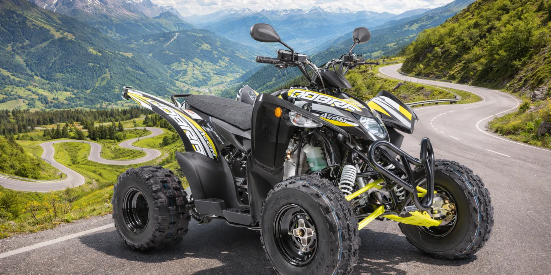 Aeon Cobra 424SX Straßenquad auf einer Serpentinenstraße in bergiger Landschaft – sportliches Quad bei Quadhandel Jung in Halle (Saale)