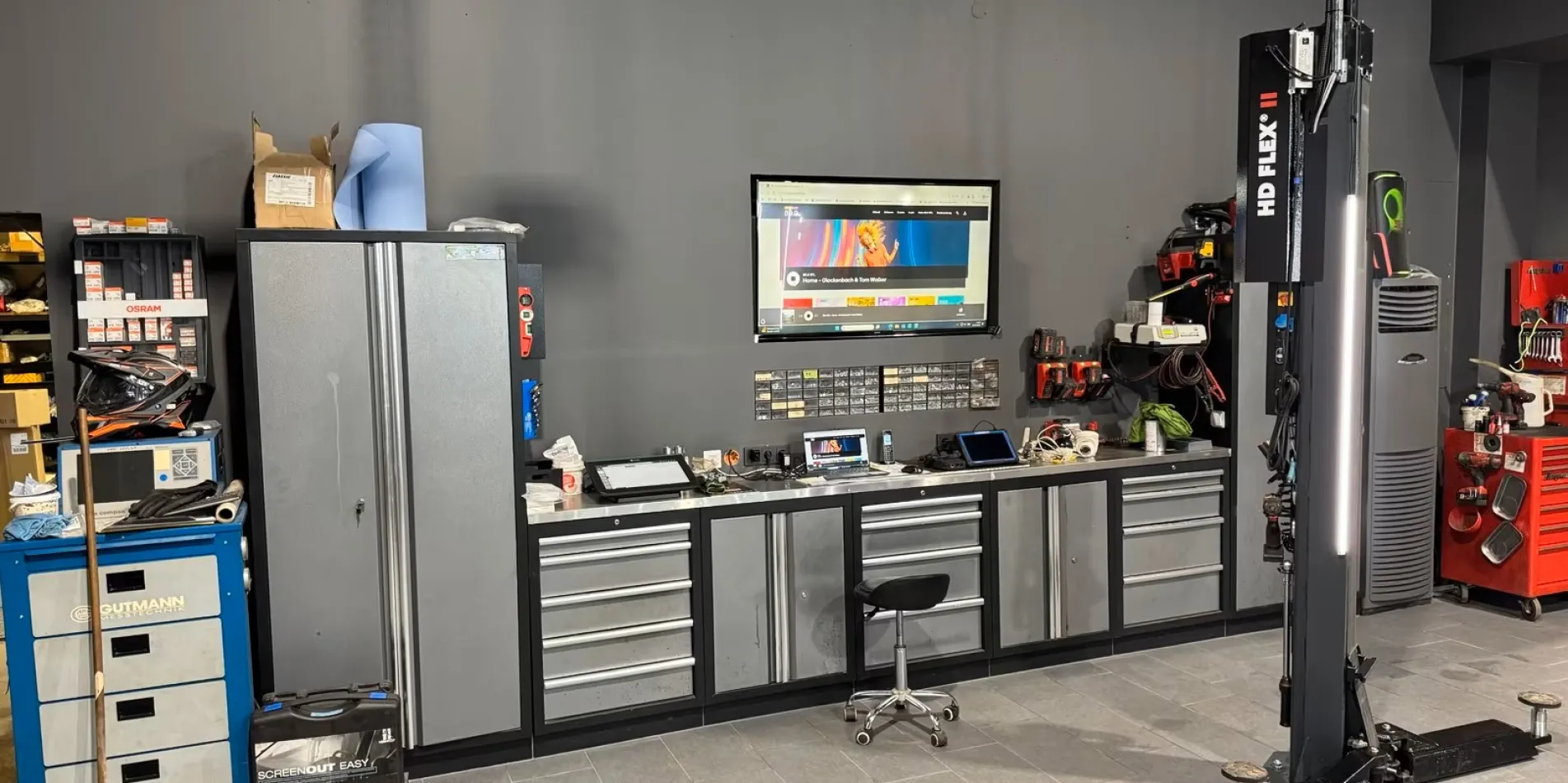 Moderner Arbeitsplatz in Kfz Werkstatt in Halle für Kfz Mechatroniker Job mit Diagnose Technik