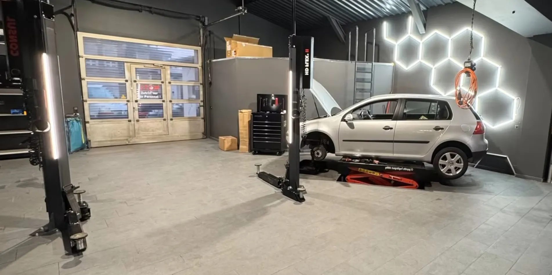 Kfz Werkstatt Halle modernes Tuning Fahrzeug bei Diagnose und Service in Werkstatt mit Hebebühne