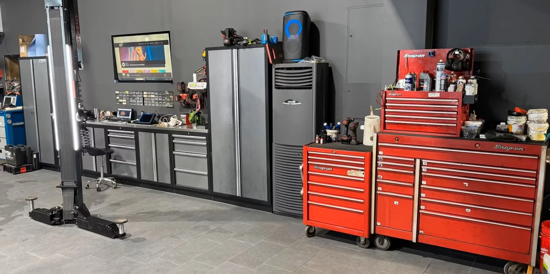 Kfz Werkstatt Halle mit professionellem Werkzeug und Arbeitsbereich für Mechatroniker Stelle