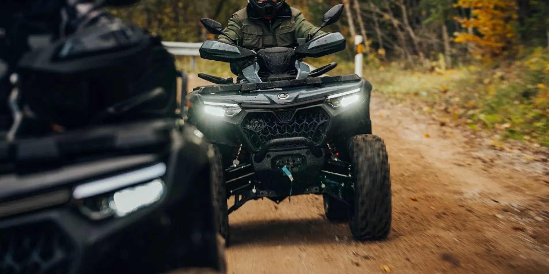 CFMOTO CFORCE 850 TOURING auf Waldweg – LED-Frontlicht, Fahrer mit Helm; Probefahrt bei Quadhandel Jung, Halle (Saale)